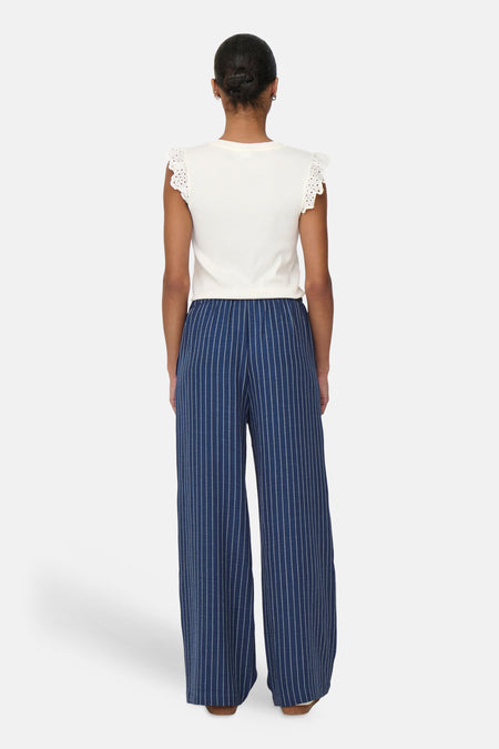 Blauwe broek van JDY, met krijtstrepen en een wijde pijp.
