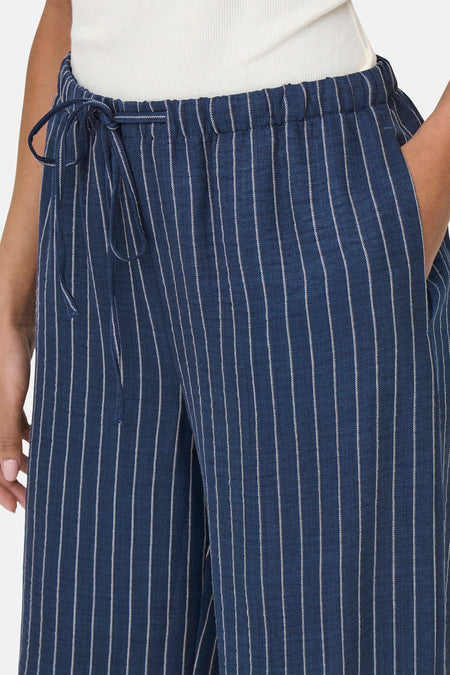 Blauwe broek met krijtstreep van JDY, voorzien van een trekkoord en zakken.