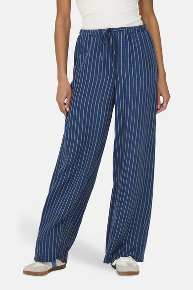 Blauwe broek van JDY, met krijtstrepen en een trekkoord in de taille.
