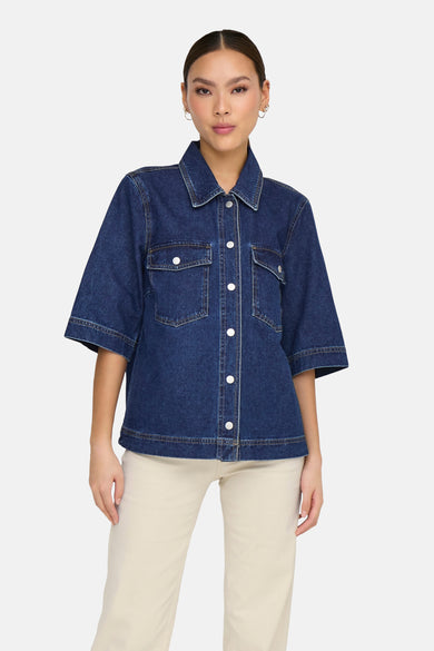 Chemise en denim bleu marine à manches courtes de ONLY®, avec des boutons blancs et des poches brodées.