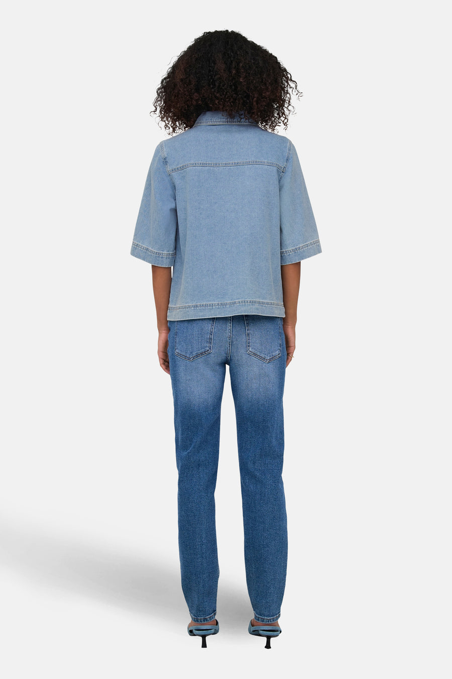Chemise en jean bleu clair à manches courtes ONLY, coupe droite et jean bleu.