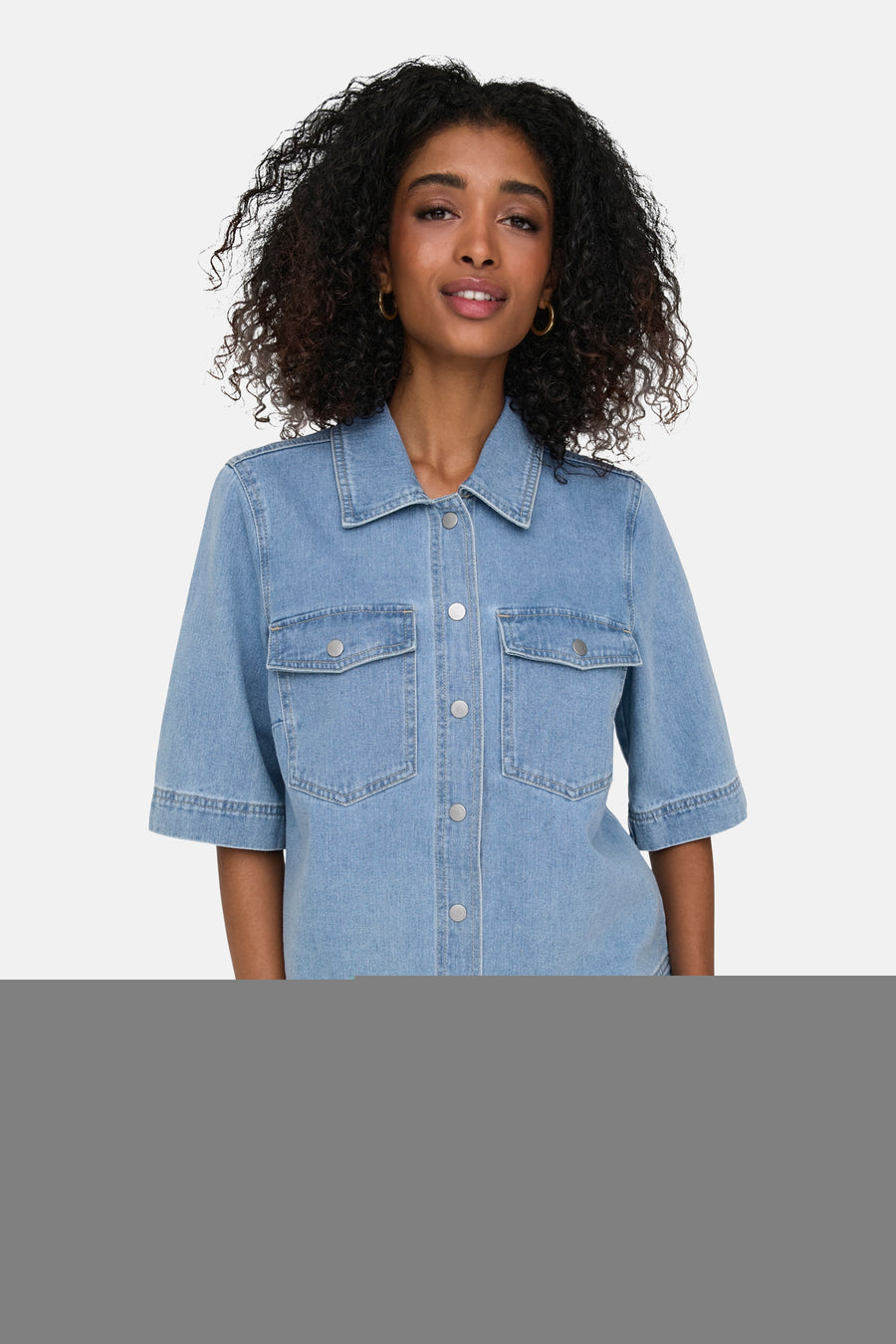 Chemise en jean bleu clair à manches courtes de ONLY, avec boutons argentés et deux poches poitrine.