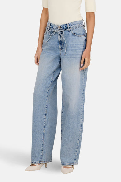 Jean droit bleu clair d'ONLY, avec une ceinture à la taille et des escarpins.