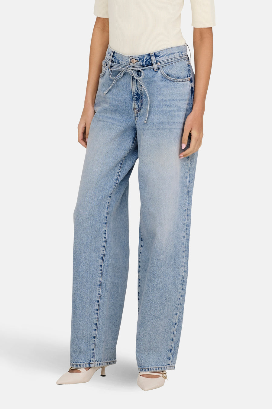 Jean droit bleu clair d'ONLY, avec une ceinture à la taille et des escarpins.