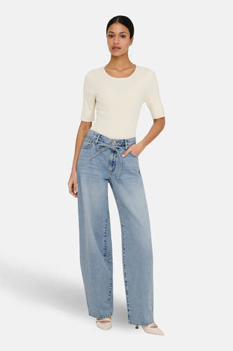 Lichtblauwe straight jeans van ONLY, met strikceintuur en wijd uitlopende pijpen.