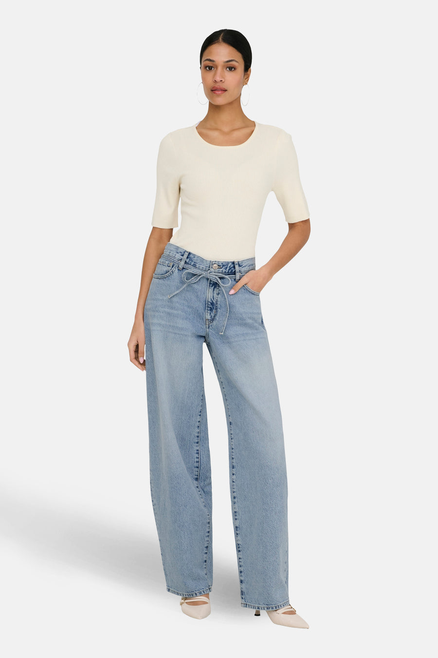 Lichtblauwe straight jeans van ONLY, met strikceintuur en wijd uitlopende pijpen.