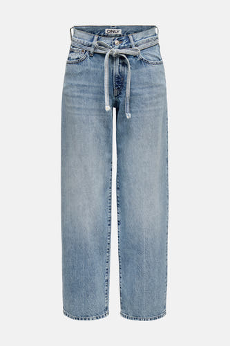 Jean droit bleu clair d'ONLY avec une ceinture à boucle autour de la taille.