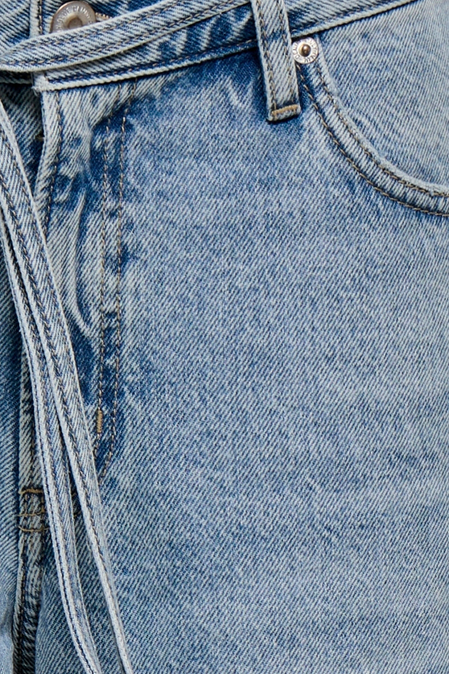 Jean droit bleu clair d'ONLY, avec un détail de ceinture boutonné et des poches.