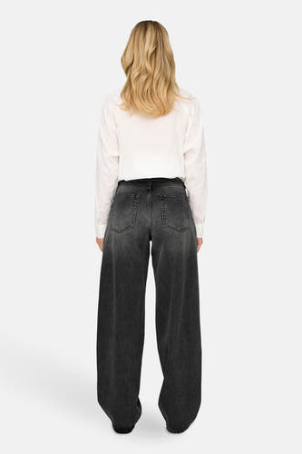 Donkergrijze straight jeans van ONLY, gezien van achteren, met een witte blouse met lange mouwen.
