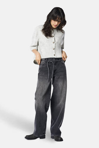 Donkergrijze straight jeans denim van ONLY, met koord in de taille en zwarte schoenen.
