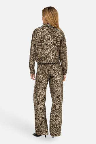 Bruine korte jas van ONLY® met luipaardprint en lange mouwen, gezien van achteren.
