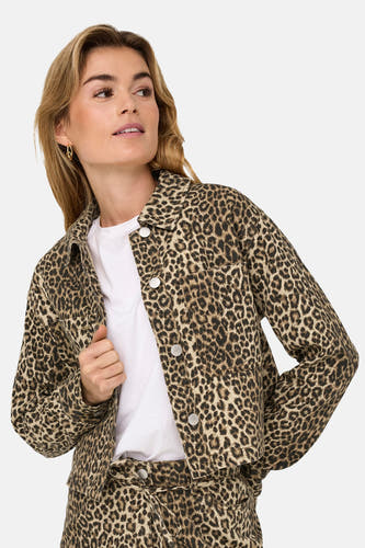 Bruine korte jas van ONLY met een luipaardprint, gedragen over een wit T-shirt en gouden oorbellen.
