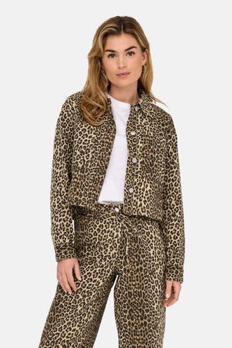 Bruine korte jas van ONLY met luipaardprint, gedragen over een wit shirt en bijpassende broek.
