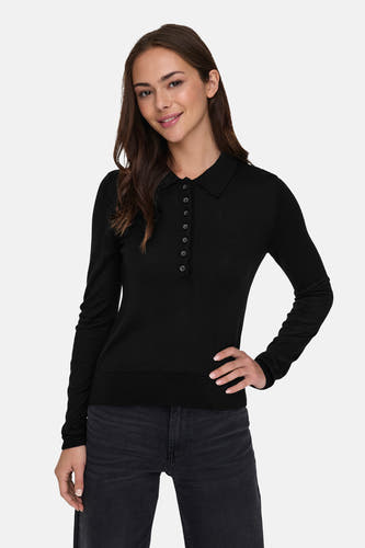 Polo noir à manches longues de ONLY, porté avec des jeans foncés.