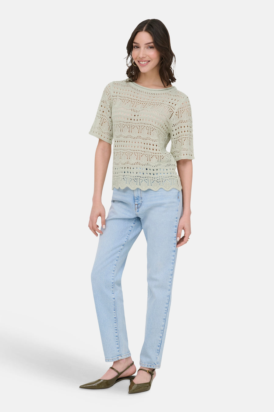 Pull vert avec col rond de JDY, avec motif au crochet, combiné avec un jean clair et des talons verts.