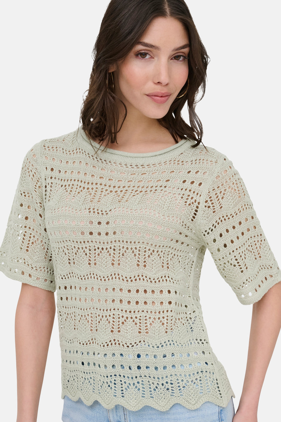 Pull vert avec col rond de JDY, avec motif ajouré et manches courtes.