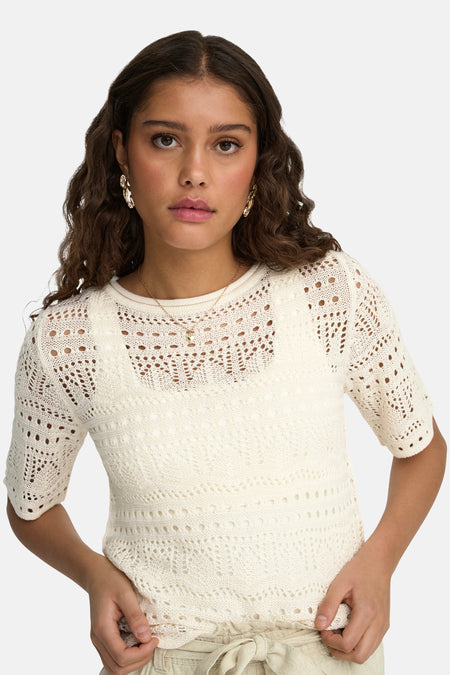 Pull de couleur écru à col rond de JDY, avec détails ajourés et boucles d'oreilles dorées.