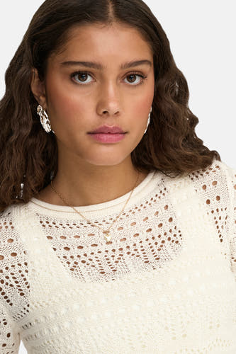Pull écru à col rond de JDY, avec un motif en maille et des manches longues.