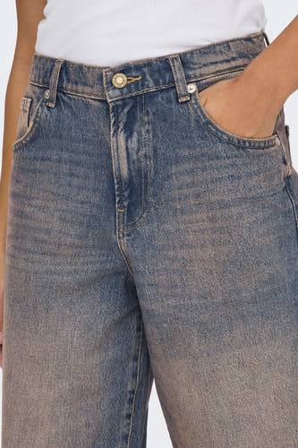 Jean boyfriend bleu marine d'ONLY, avec un effet froissé et une main dans la poche.