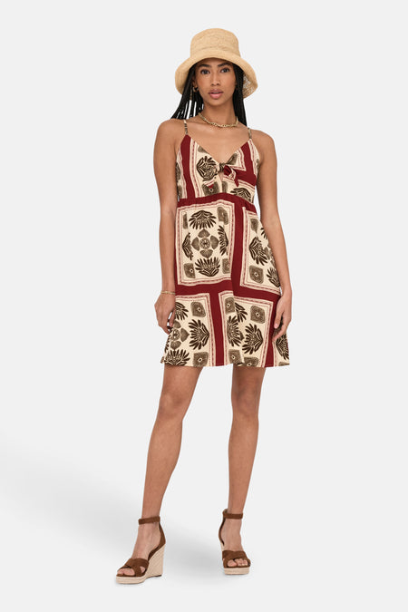 Robe multicolore d'ONLY, avec un motif à la paisley, des jarretelles spaghetti et un chapeau coordonné.