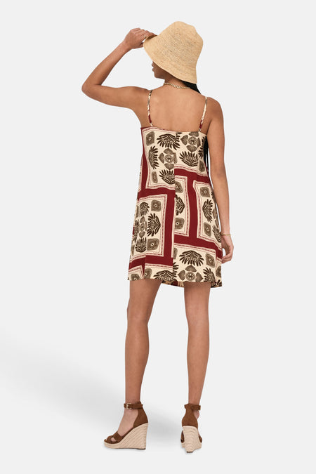 Jupe sans manches multicolore d'ONLY, avec un motif géométrique et végétal, associée à un chapeau de paille et des bottes brunes.