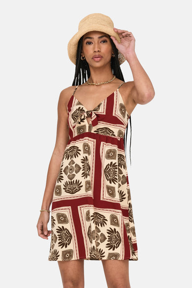 Doudou multicolore sans manches d'ONLY, avec un motif ressemblant à un bandana, associé à un chapeau de paille et une chaîne en or.
