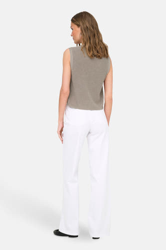 T-shirt beige sans manches d'ONLY, avec une texture côtelée, associé à un pantalon blanc.