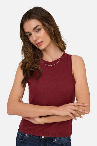 T-shirt sans manches bordeaux ONLY ONLY avec une chanene et et jeans.