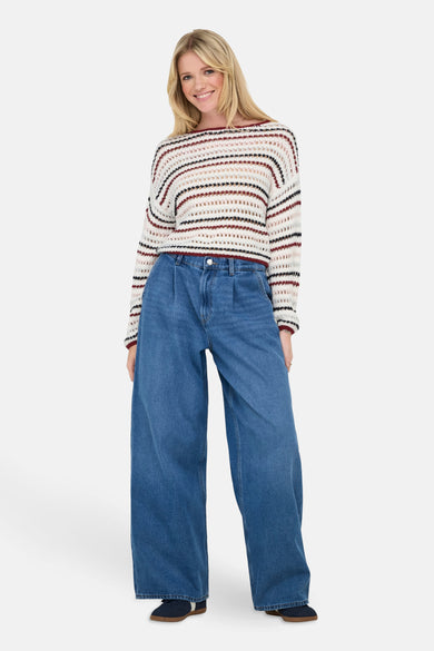 Sweat à capuche multicolore avec col rond de ONLY, porté avec des jeans larges et des chaussures bleues.