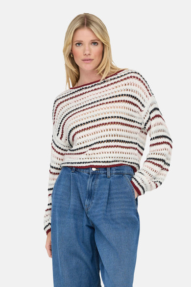 Sweat-shirt multicolore à col rond de ONLY®, avec un motif rayé, associé à un jean bleu.