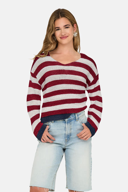 Veelkleurige trui met V-hals van ONLY, met horizontale strepen en gedragen met denim bermuda.