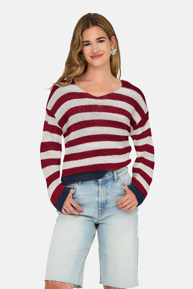 Veelkleurige trui met V-hals van ONLY, met horizontale strepen en gedragen met denim bermuda.