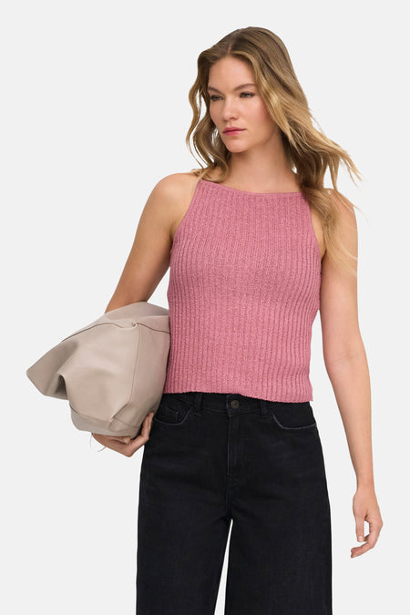 Roze ribbel tanktop van ONLY®, gedragen met donkere jeans en een beige tas, zijaanzicht