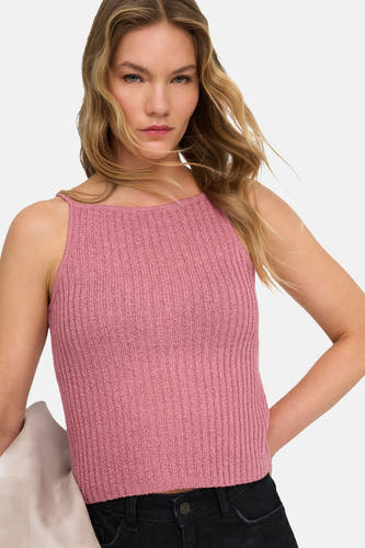 Roze ribbel tanktop van ONLY®, strakke pasvorm, model met lang haar, lichtgekleurde jas over schouder