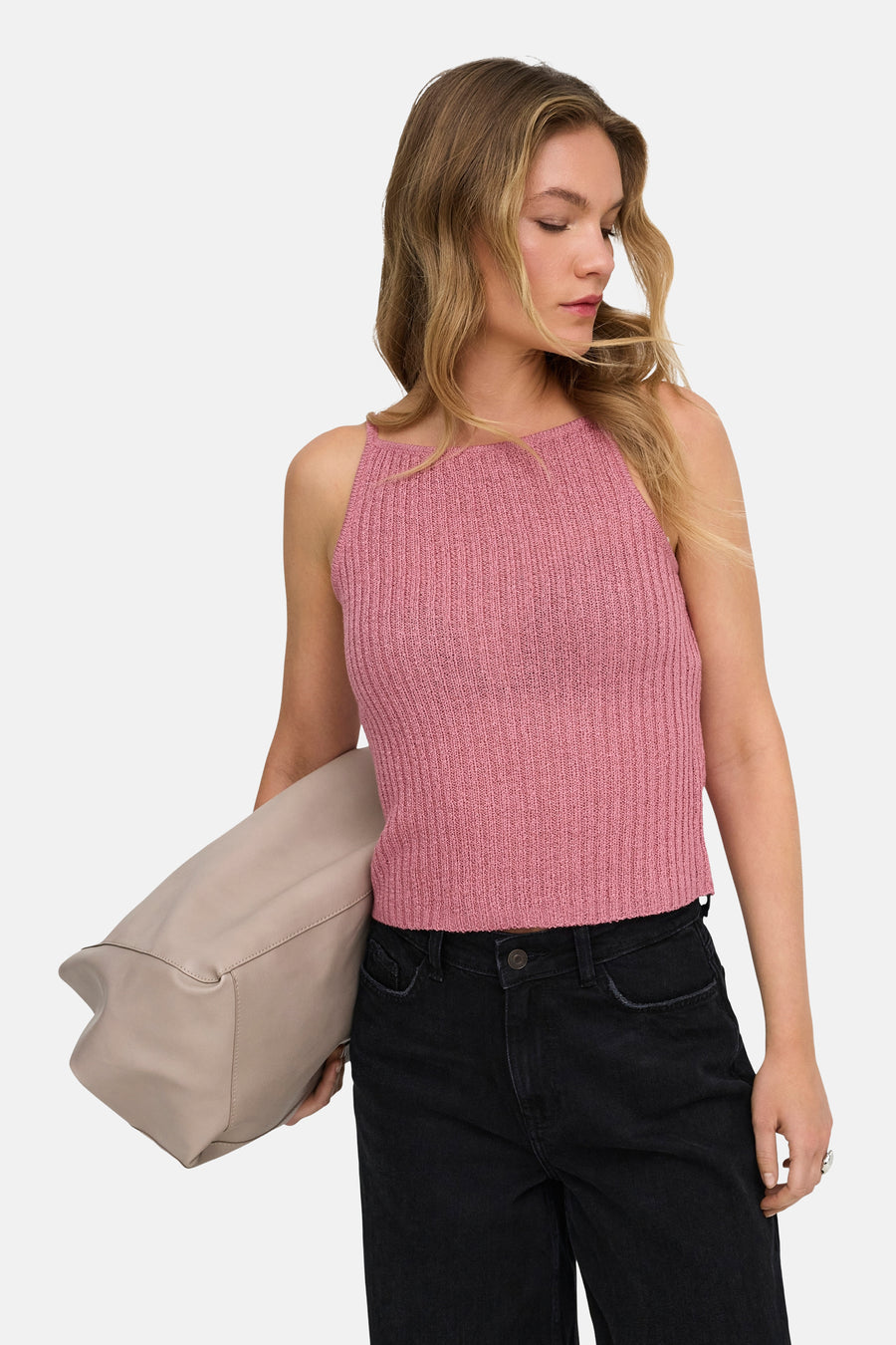 Roze ribbel tanktop van ONLY®, gedragen met donkere jeans en een beige tas, zijaanzicht
