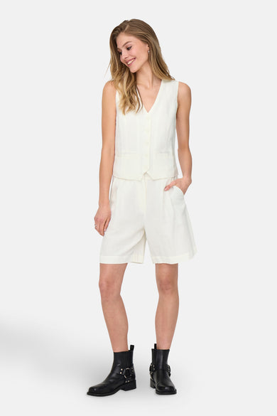 Witte blazer van ONLY, gedragen met bijpassende shorts en zwarte enkellaarsjes.