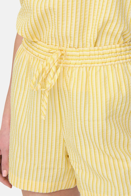 Short bleu de JDY avec des rayures verticales et une ceinture élastique.