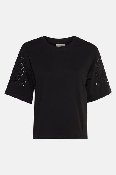 T-shirt noir à manches courtes de JDY, avec des détails brodés sur les manches.