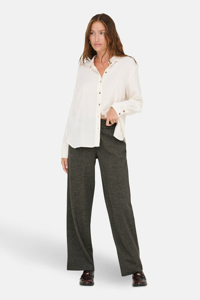 Pantalon brun de ONLY, porté avec une chemise en lin couleur crème et des mocassins en cuir brun.
