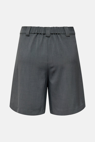 Grijze short van ONLY, met elastische tailleband en riemlussen, gezien van achteren.
