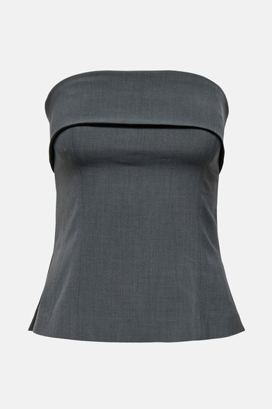 Grijs mouwloze blouse van ONLY, met een strakke, aansluitende pasvorm en een brede, rechte halslijn.
