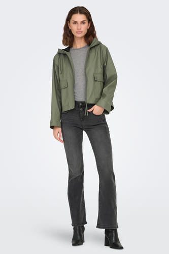 Kaki regenjas van ONLY, met capuchon, zakken en gecombineerd met een grijs shirt en zwarte jeans.
