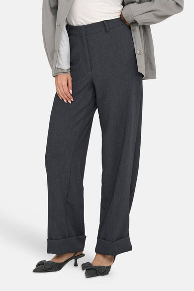 Grijze broek van JDY, met wijde pijpen en omslag, gecombineerd met een grijs jasje en zwarte pumps met strik.