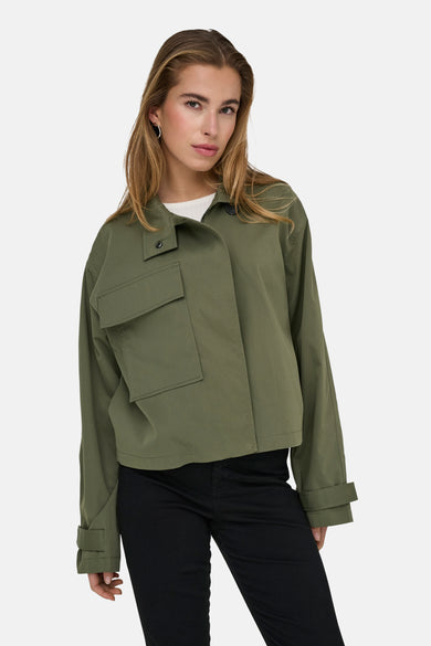 Groene korte jas van ONLY, met lange mouwen en een borstzak.
