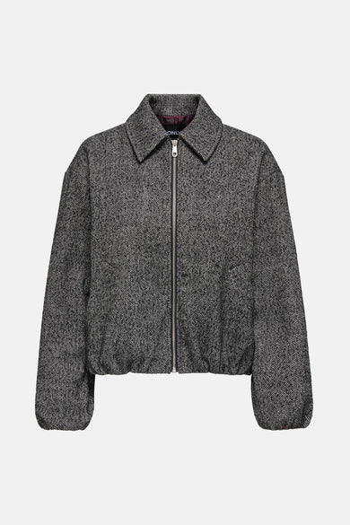 Manteau court gris d'ONLY avec un motif à carreaux et une ceinture élastique, vu de derrière.