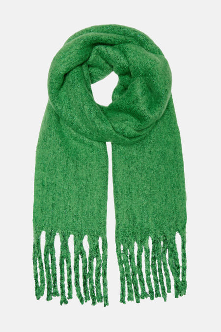 Groene wintersjaal van ONLY, met franjes aan de uiteinden en een zachte textuur.