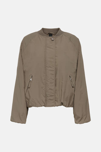 Beige bomberjack van ONLY met een geribbelde kraag en twee zakken met ritssluiting.
