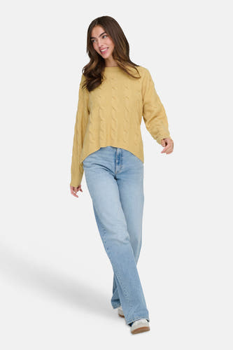 Sweat-shirt à col rond de ONLY, avec un motif côtelé et porté avec un jean.
