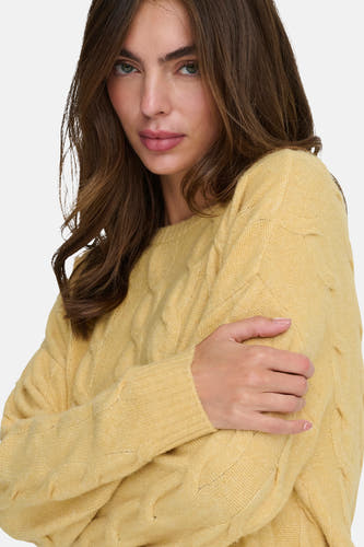 Sweat-shirt à col rond de ONLY, avec un motif côtelé et un modèle qui croise les bras.