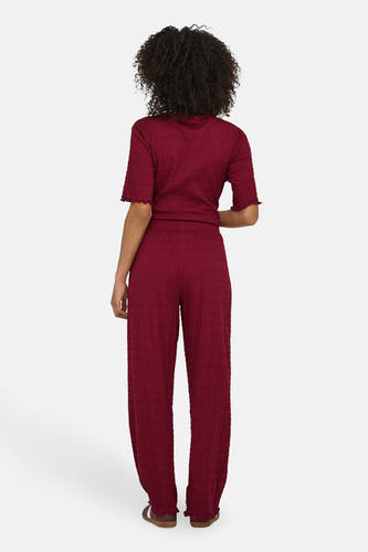 Bordeaux broek van ONLY, met een gekreukte textuur en wijde pijpen.